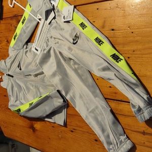 Nwt Nike sz 4t 2 pc outfit jacket and joggers